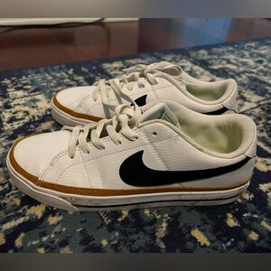 Women’s size 8.5 Nike court legacy shoes